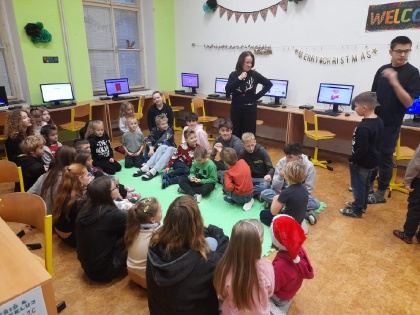 Vánoční přání vyráběla společně VII. C a I. C