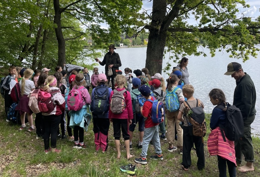 Nadšení prvňáci s lesní pedagogikou
