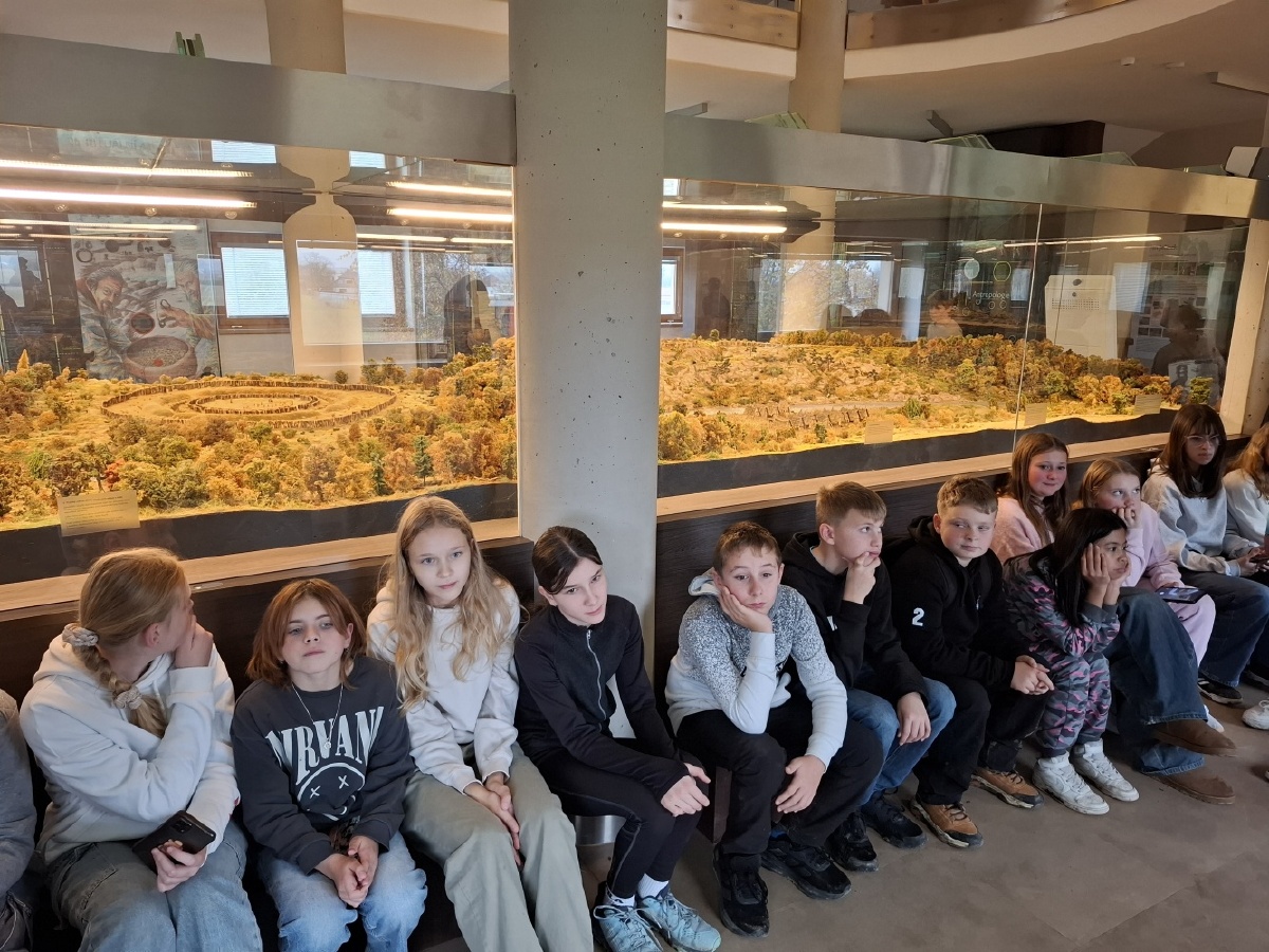 Šesťáci se vypravili na exkurzi do Archeoparku Všestary