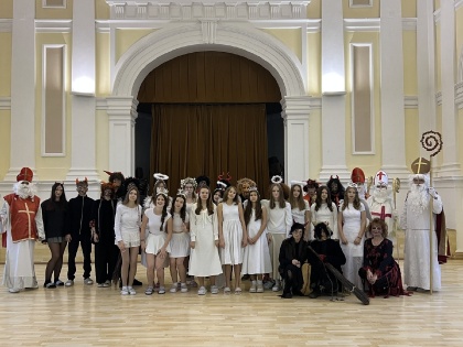 V pátek ráno ovládli školu čerti a Mikuláši